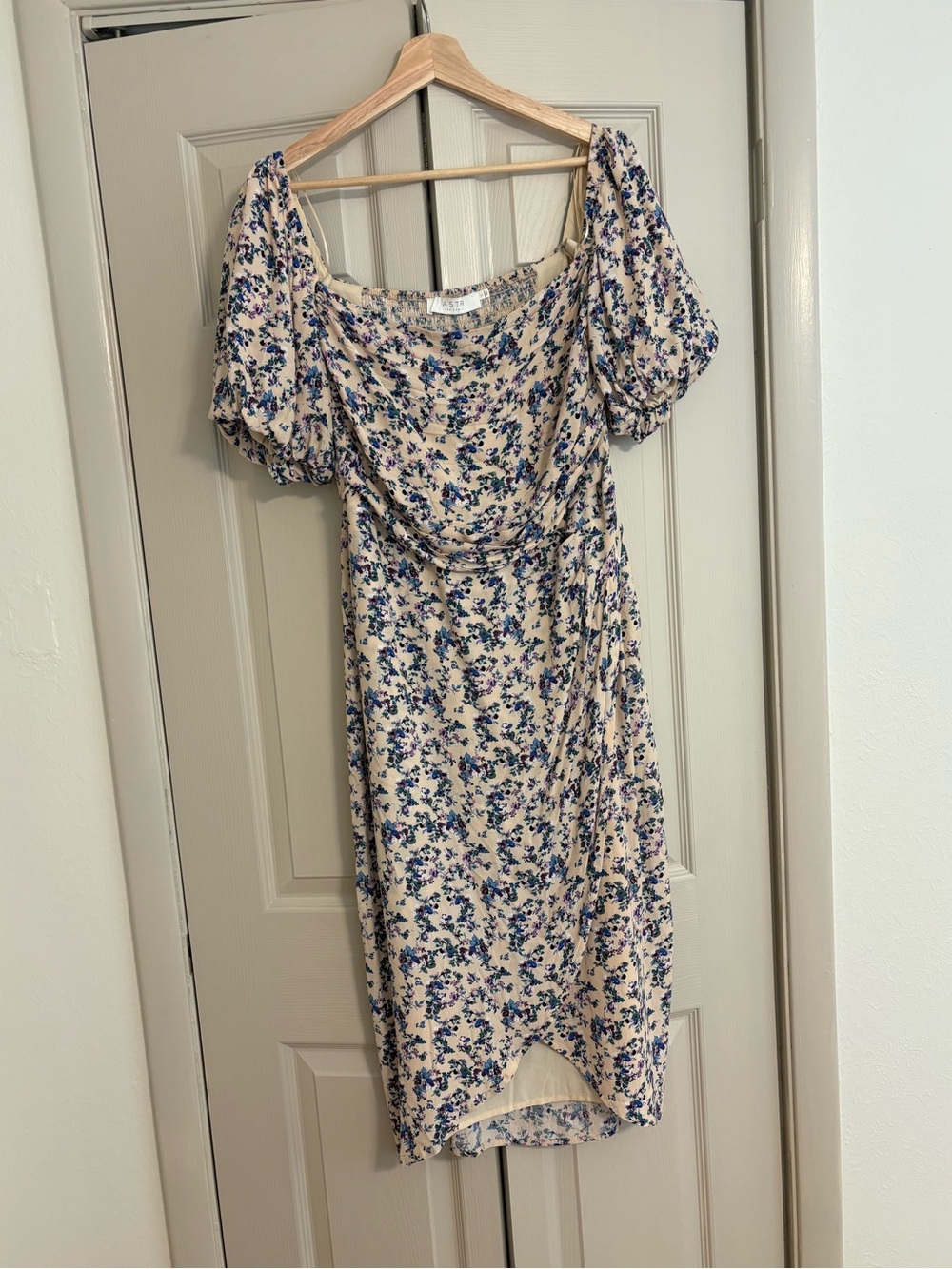 ASTR the Label - Floral Puff-Sleeve Midi Dress in Tan and Blue